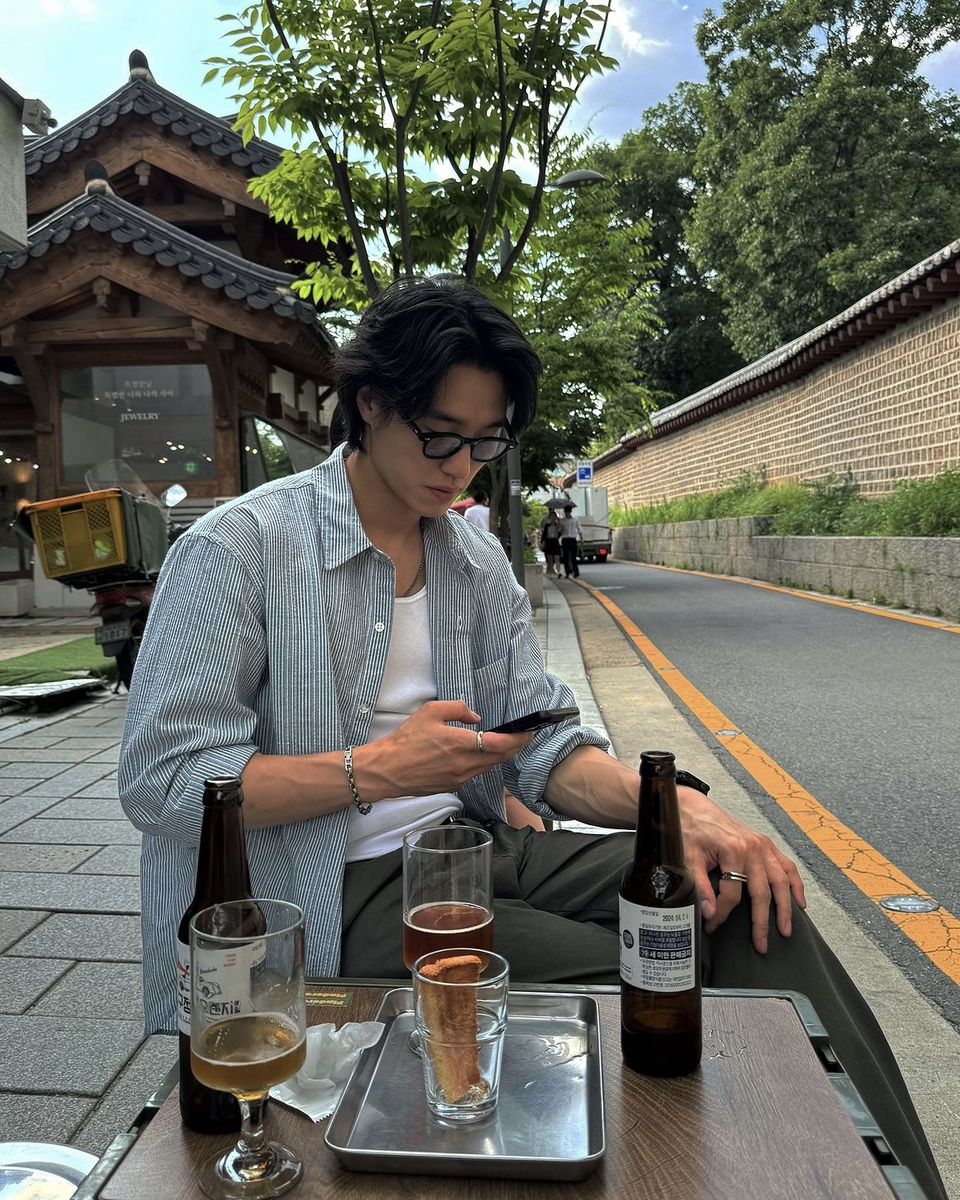 Đàn ông 2025 không khóc ở quán nhậu, họ khóc khi AI nói “Tôi hiểu cảm giác của bạn”- Ảnh 1. Đàn ông 2025 không khóc ở quán nhậu, họ khóc khi AI nói “Tôi hiểu cảm giác của bạn”- Ảnh 1.