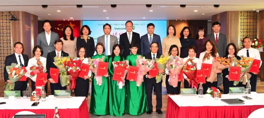Vietcombank điều động và bổ nhiệm loạt lãnh đạo cấp cao, cử biệt phái nhân sự sang VCBNeo - Ảnh 1.