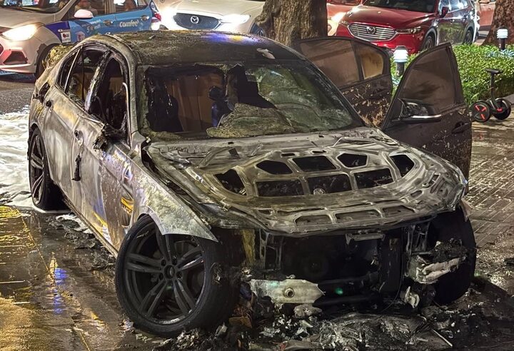 Ô tô BMW cháy ngụt ngụt trên phố Hà Nội- Ảnh 2.