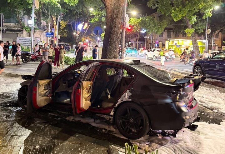 Ô tô BMW cháy ngụt ngụt trên phố Hà Nội- Ảnh 3.