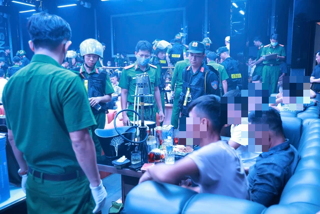 NÓNG: "Đột kích" nhà hàng và vũ trường ở Quảng Trị, phát hiện hàng trăm người dương tính ma túy- Ảnh 2.