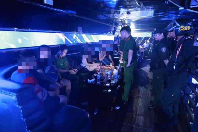 NÓNG: "Đột kích" nhà hàng và vũ trường ở Quảng Trị, phát hiện hàng trăm người dương tính ma túy- Ảnh 3.