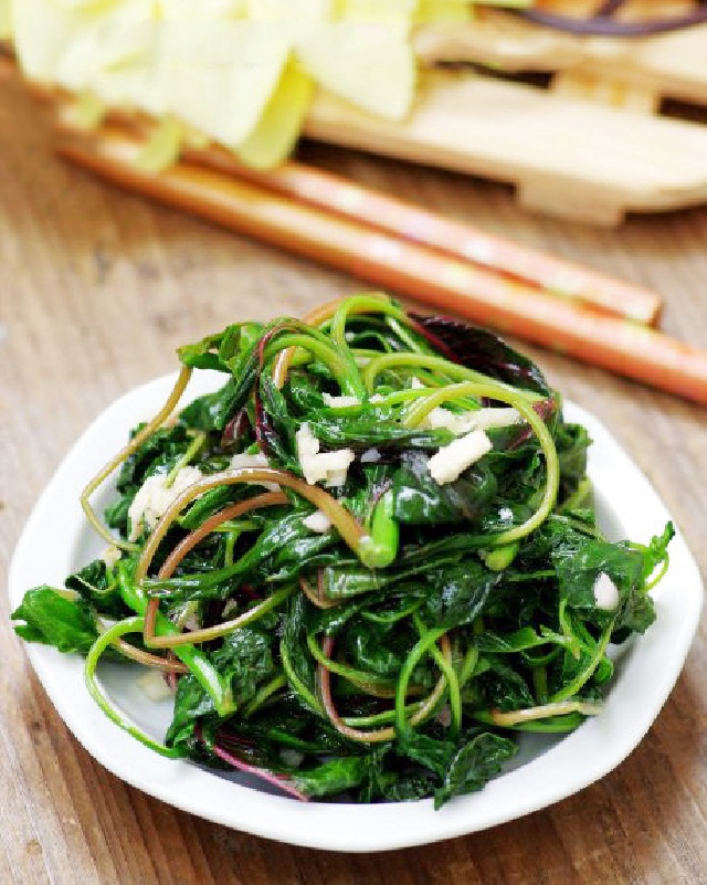 60 tuổi vẫn khỏe nhờ món rau quen thuộc này: Thanh lọc gan, ruột khỏe, sống thọ!- Ảnh 3. 60 tuổi vẫn khỏe nhờ món rau quen thuộc này: Thanh lọc gan, ruột khỏe, sống thọ!- Ảnh 3.