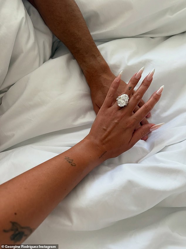 Ronaldo 40 tuổi vẫn đẹp trai cực phẩm, bác sĩ thẩm mỹ khui loạt bí mật "dao kéo" tốn kém bạc tỷ - Ảnh 5. Ronaldo 40 tuổi vẫn đẹp trai cực phẩm, bác sĩ thẩm mỹ khui loạt bí mật "dao kéo" tốn kém bạc tỷ - Ảnh 5.