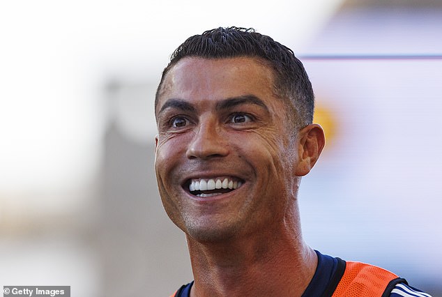 Ronaldo 40 tuổi vẫn đẹp trai cực phẩm, bác sĩ thẩm mỹ khui loạt bí mật "dao kéo" tốn kém bạc tỷ - Ảnh 8. Ronaldo 40 tuổi vẫn đẹp trai cực phẩm, bác sĩ thẩm mỹ khui loạt bí mật "dao kéo" tốn kém bạc tỷ - Ảnh 8.