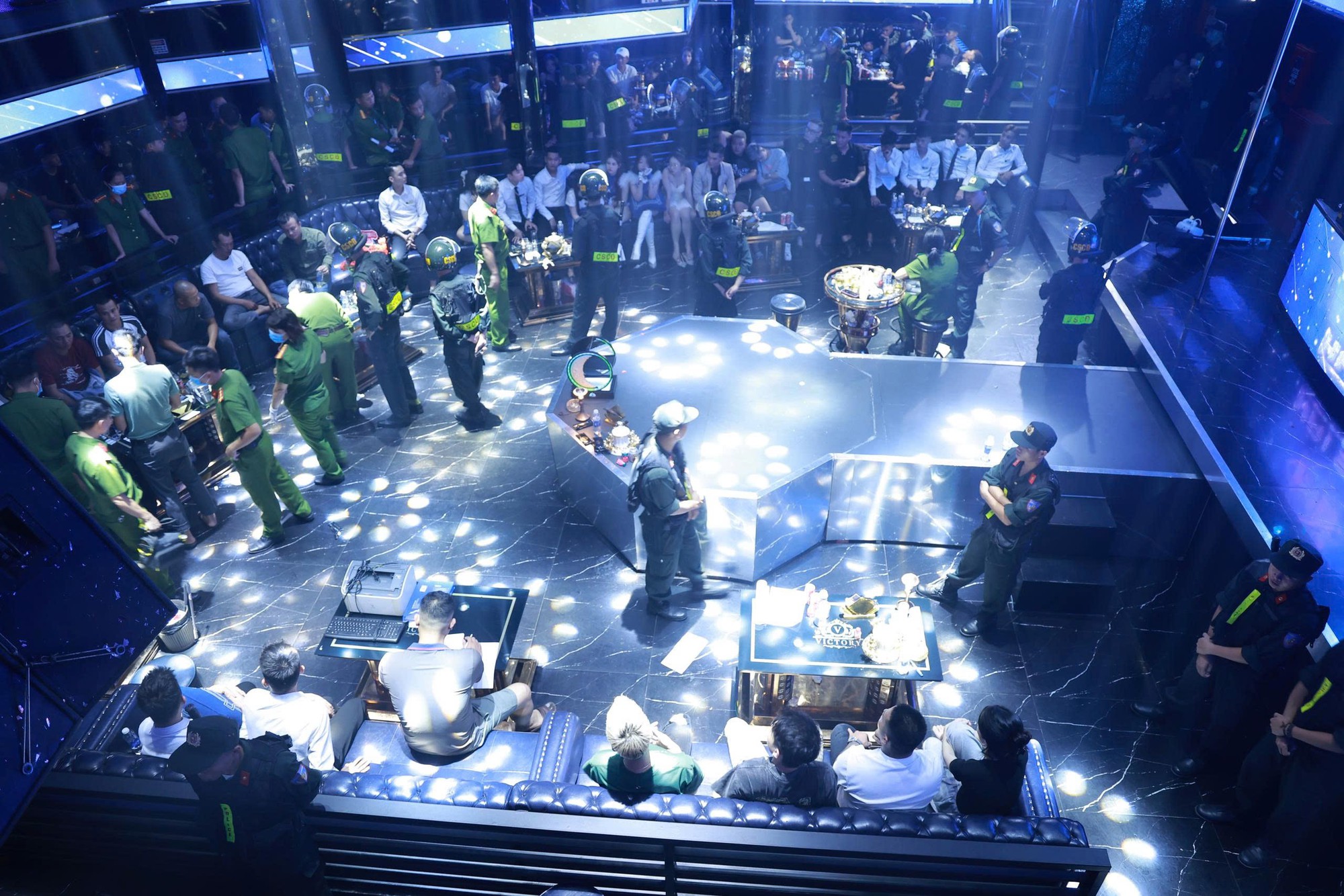 NÓNG: "Đột kích" nhà hàng và vũ trường ở Quảng Trị, phát hiện hàng trăm người dương tính ma túy- Ảnh 1.