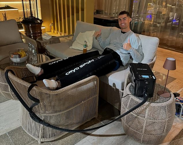 Ronaldo 40 tuổi vẫn đẹp trai cực phẩm, bác sĩ thẩm mỹ khui loạt bí mật "dao kéo" tốn kém bạc tỷ - Ảnh 13. Ronaldo 40 tuổi vẫn đẹp trai cực phẩm, bác sĩ thẩm mỹ khui loạt bí mật "dao kéo" tốn kém bạc tỷ - Ảnh 13.