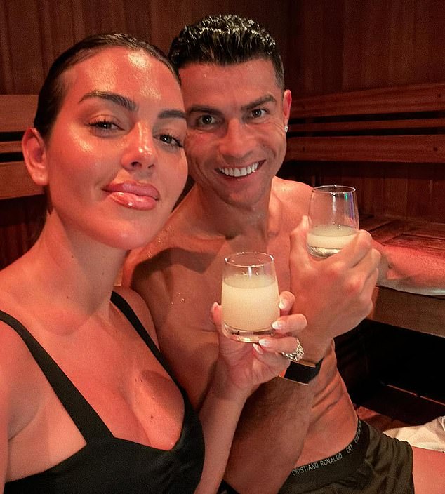 Ronaldo 40 tuổi vẫn đẹp trai cực phẩm, bác sĩ thẩm mỹ khui loạt bí mật "dao kéo" tốn kém bạc tỷ - Ảnh 10. Ronaldo 40 tuổi vẫn đẹp trai cực phẩm, bác sĩ thẩm mỹ khui loạt bí mật "dao kéo" tốn kém bạc tỷ - Ảnh 10.