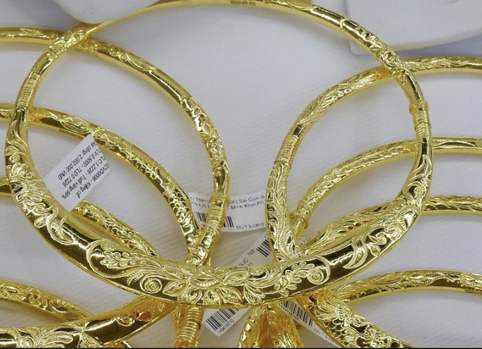 Giá vàng hôm nay 17-8: Cửa hàng vàng nhỏ tiếp tục đưa vàng miếng SJC lên đỉnh mới- Ảnh 1.