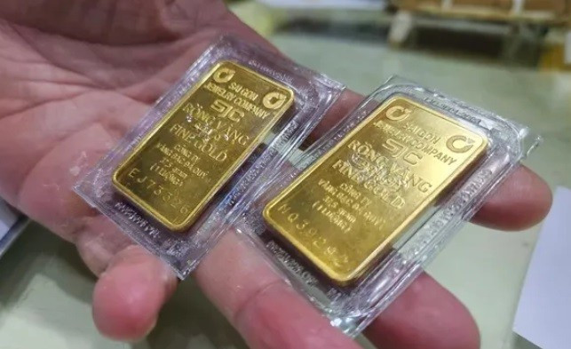 Giá vàng ‘neo’ cao, doanh nghiệp tăng mạnh mua vào- Ảnh 1.