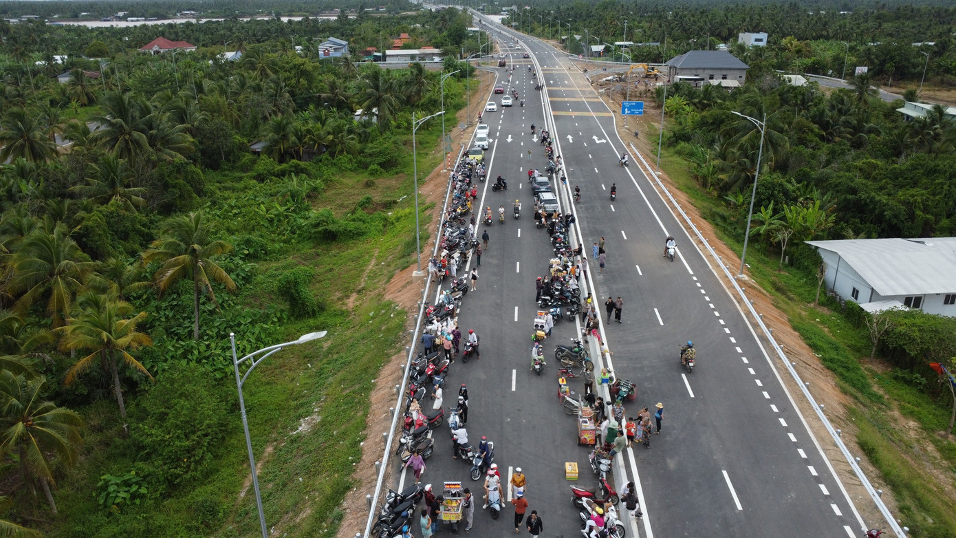 Hàng ngàn người leo rào đi bộ, chụp ảnh trên cầu Rạch Miễu 2- Ảnh 3.