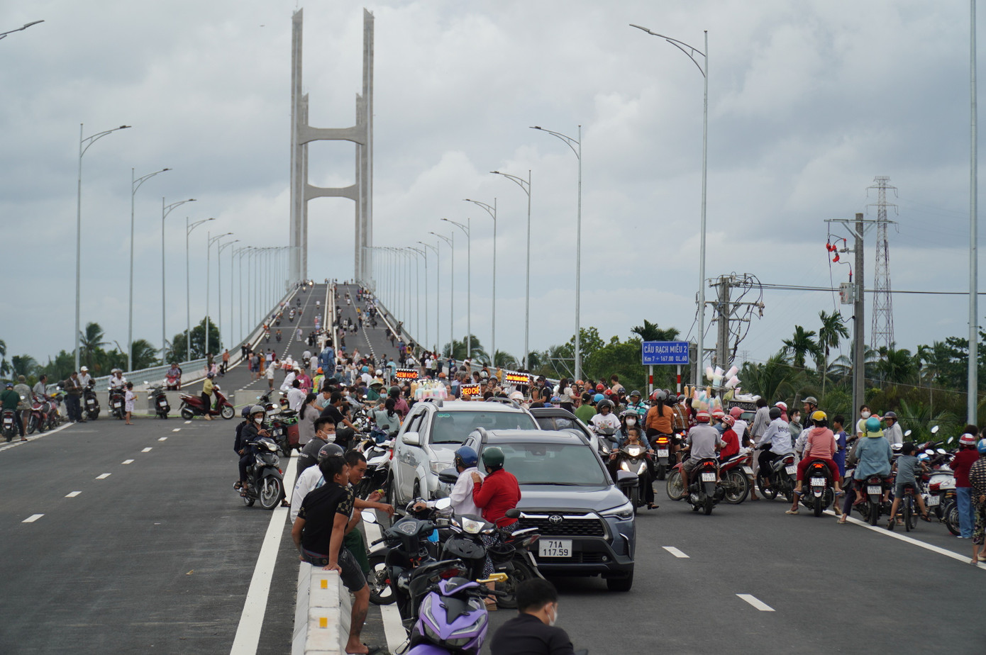 Hàng ngàn người leo rào đi bộ, chụp ảnh trên cầu Rạch Miễu 2- Ảnh 1.