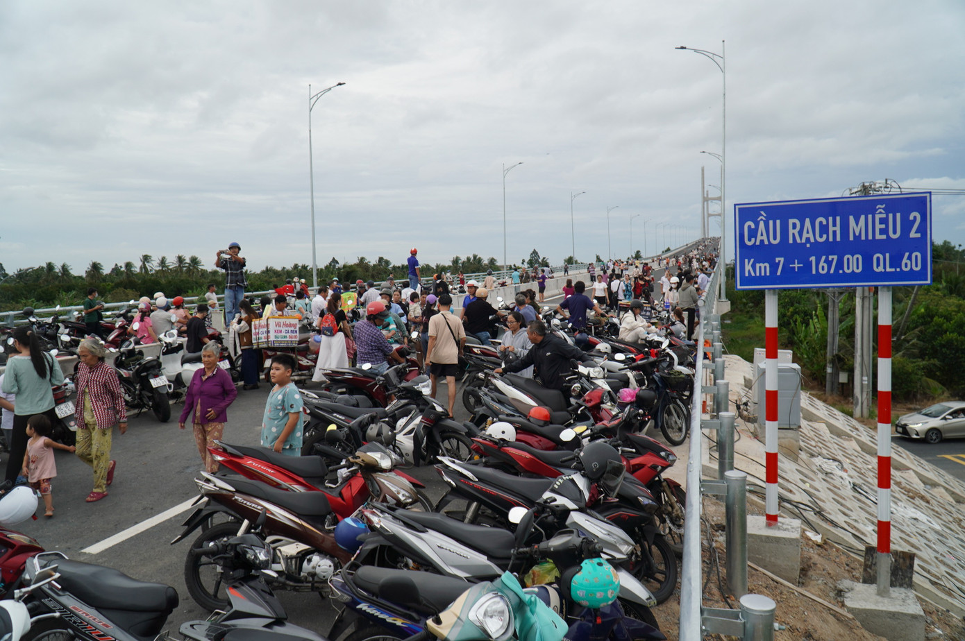 Hàng ngàn người leo rào đi bộ, chụp ảnh trên cầu Rạch Miễu 2- Ảnh 2.