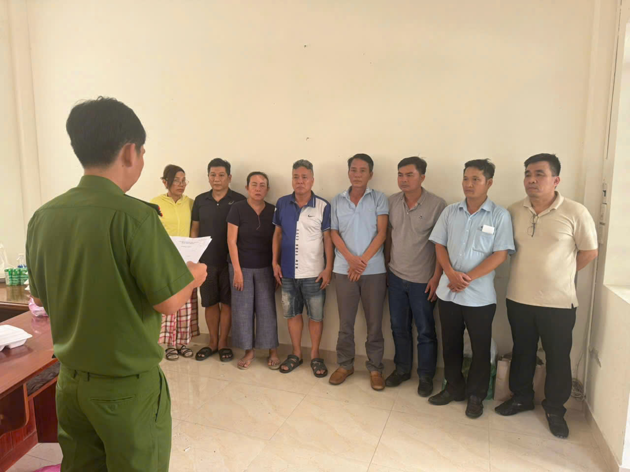 Triệt phá đường dây cờ bạc ngụy trang trong gara ô tô tại Đà Nẵng - Ảnh 1.