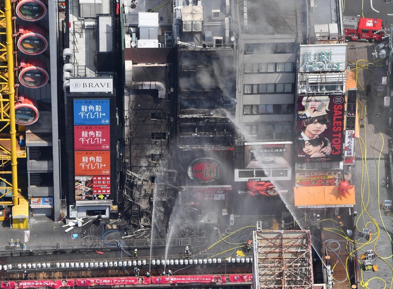 Cháy lớn tại khu phố sầm uất ở Osaka khiến 2 lính cứu hoả thiệt mạng, nhiều người nhập viện, huy động 70 xe chữa cháy- Ảnh 1.