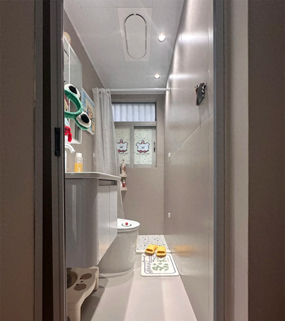 Cô gái trẻ “đảo ngược số phận” trong phòng tắm chỉ 2m²: Gọn, sáng, tiện - ai cũng nên học theo!- Ảnh 1. Cô gái trẻ “đảo ngược số phận” trong phòng tắm chỉ 2m²: Gọn, sáng, tiện - ai cũng nên học theo!- Ảnh 1.