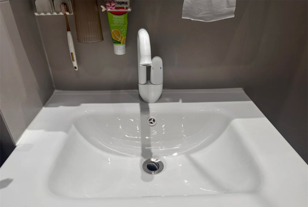 Cô gái trẻ “đảo ngược số phận” trong phòng tắm chỉ 2m²: Gọn, sáng, tiện - ai cũng nên học theo!- Ảnh 3. Cô gái trẻ “đảo ngược số phận” trong phòng tắm chỉ 2m²: Gọn, sáng, tiện - ai cũng nên học theo!- Ảnh 3.