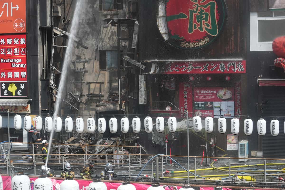 Cháy lớn tại khu phố sầm uất ở Osaka khiến 2 lính cứu hoả thiệt mạng, nhiều người nhập viện, huy động 70 xe chữa cháy- Ảnh 2.