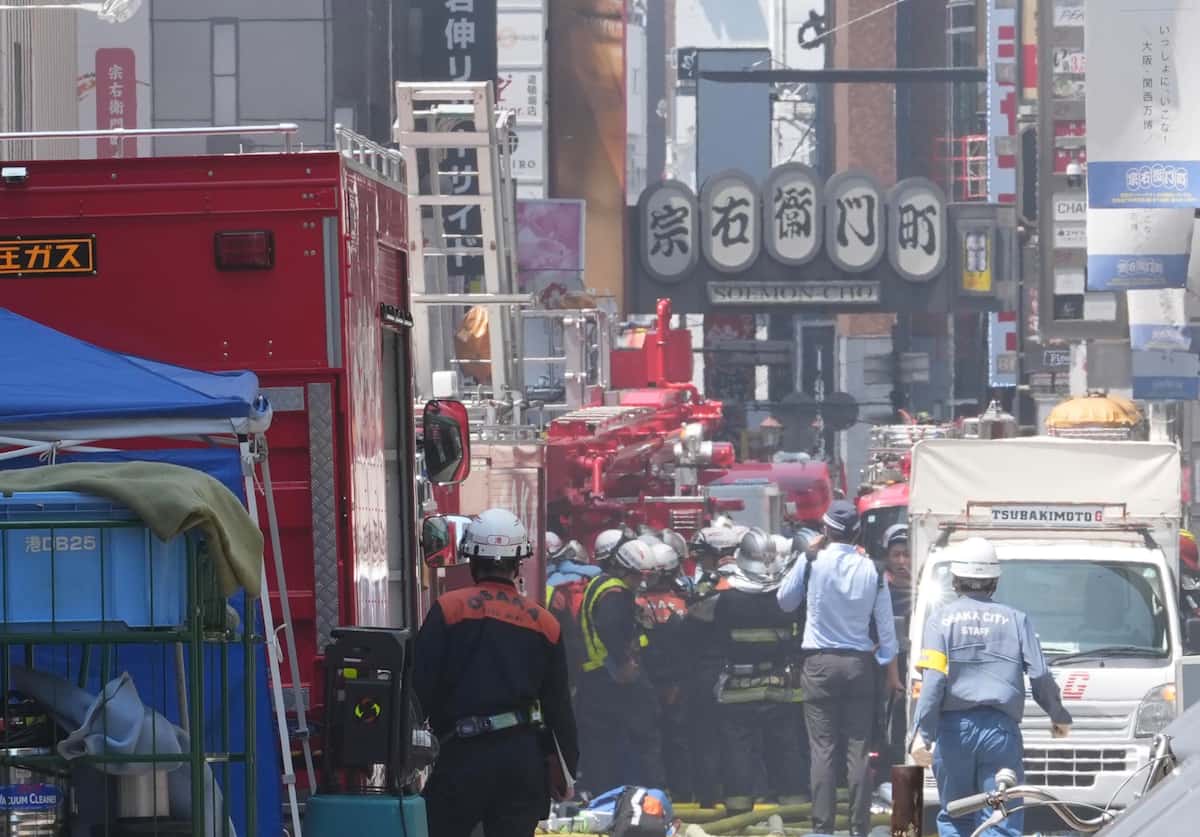 Cháy lớn tại khu phố sầm uất ở Osaka khiến 2 lính cứu hoả thiệt mạng, nhiều người nhập viện, huy động 70 xe chữa cháy- Ảnh 3.