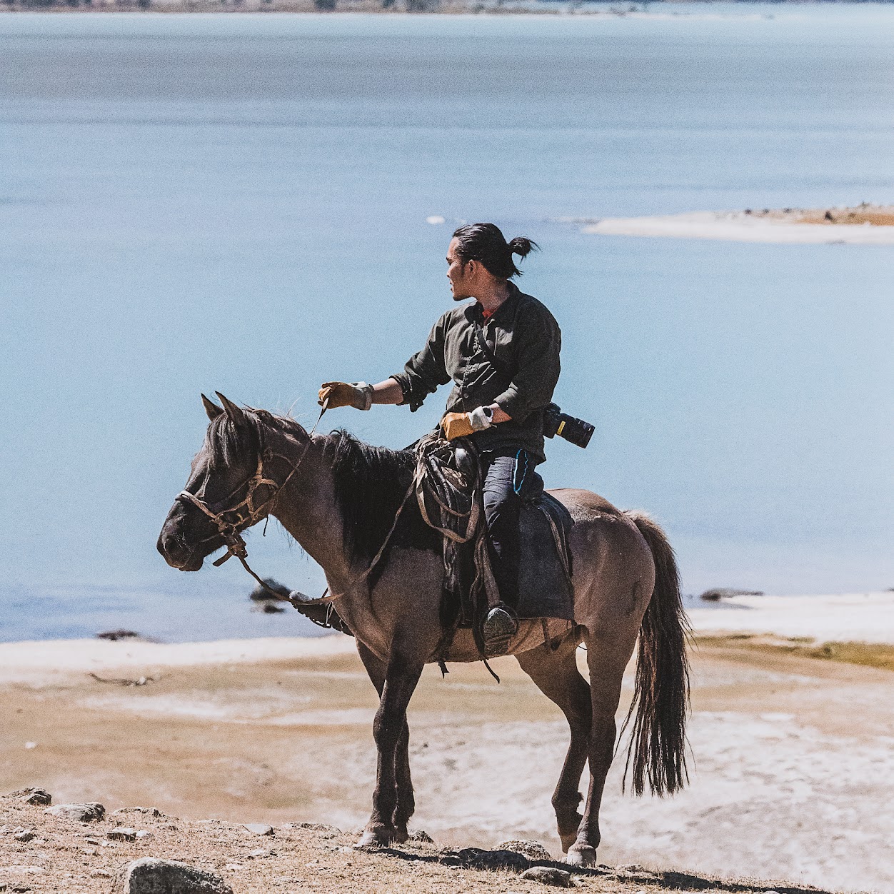 Triển lãm Bardo - Trung Giới: ‘Lằn ranh giữa băng và đất, giữa tôi và thế giới’ của Hoàng Lê Giang - Ảnh 1.