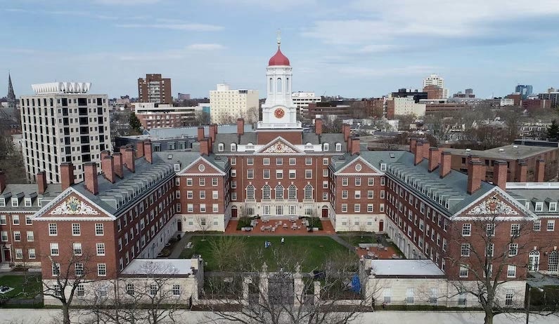 9 câu nói ‘sấm truyền’ trên tường thư viện Harvard: Bảo sao ngôi trường này sản sinh ra nhiều người giàu đến thế! - Ảnh 1.