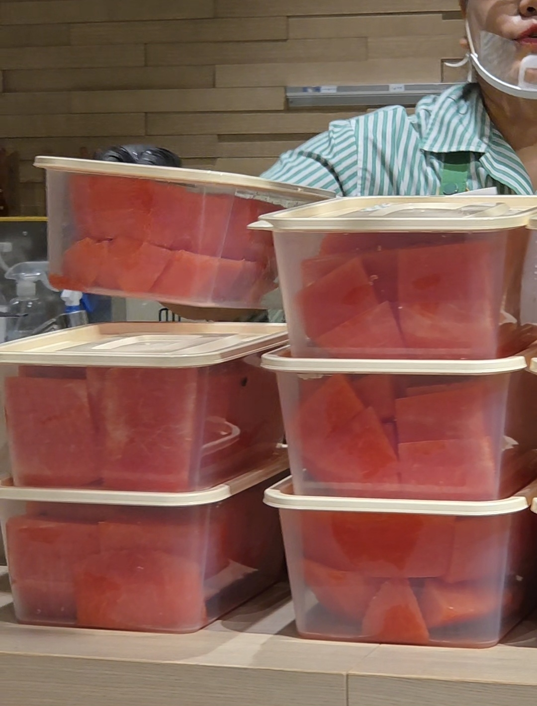 Xếp hàng 3 tiếng, chi 3-4 triệu/tháng để mua trái cây CẮT SẴN: Mình lười để người khác có cơ hội kiếm tiền?- Ảnh 1. Xếp hàng 3 tiếng, chi 3-4 triệu/tháng để mua trái cây CẮT SẴN: Mình lười để người khác có cơ hội kiếm tiền?- Ảnh 1.