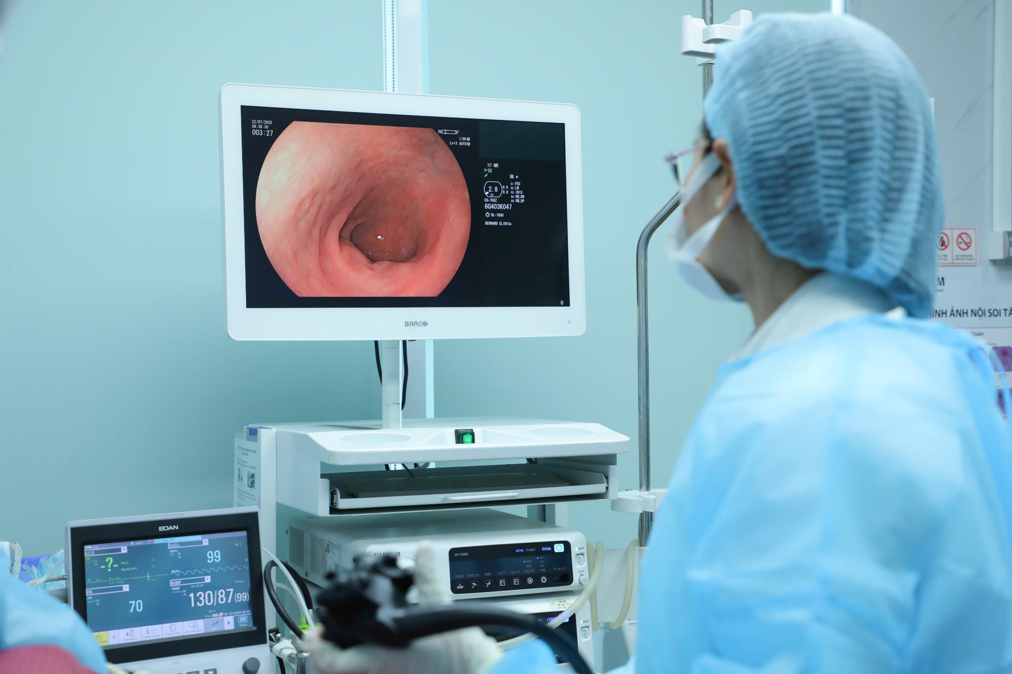 Bernard đón những người thầy nội soi từ Nhật Bản - Ảnh 3. Bernard đón những người thầy nội soi từ Nhật Bản - Ảnh 3.