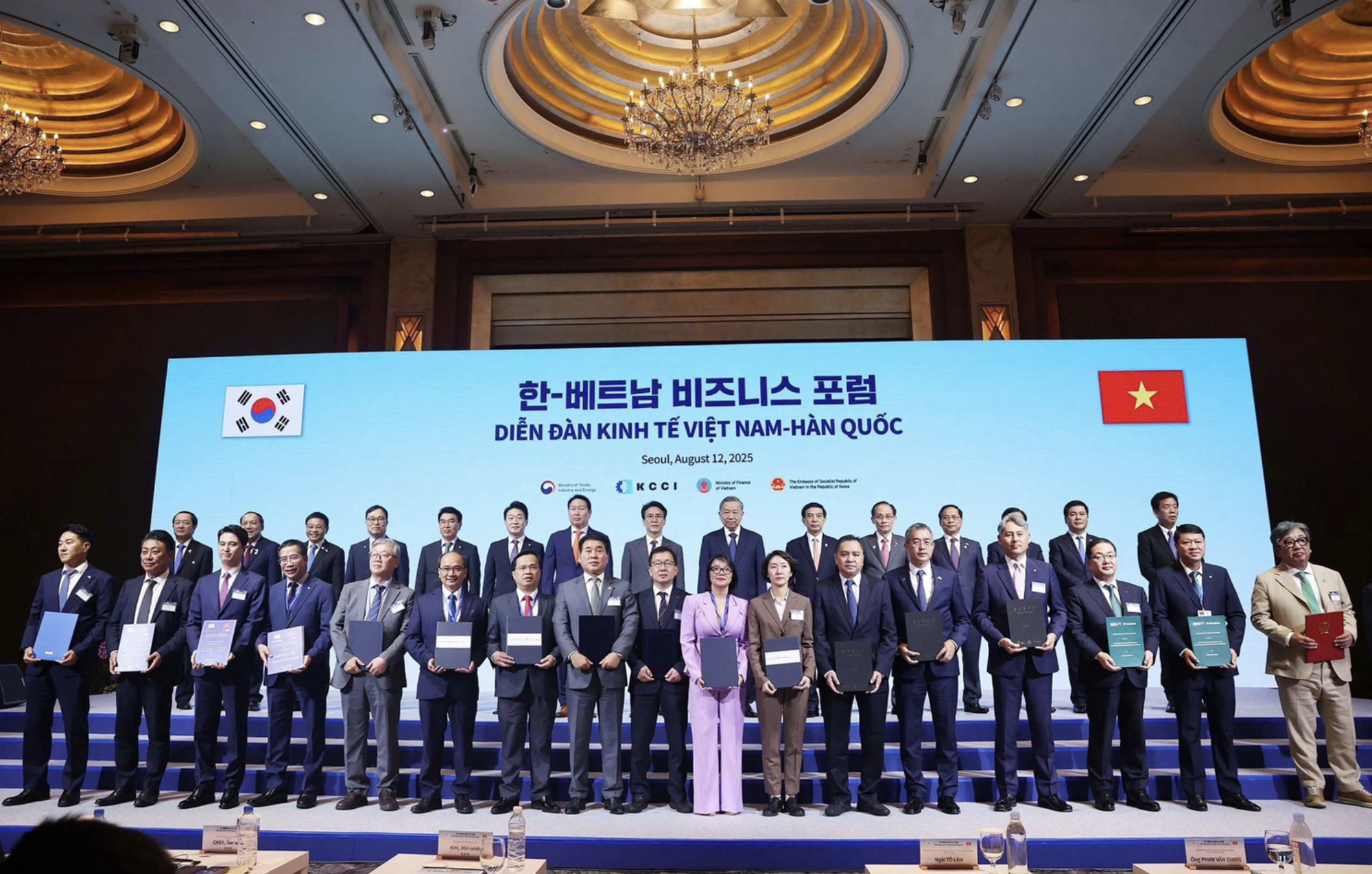 Ngân hàng Việt 'đứng ngồi không yên' trước cuộc đua tài sản số: Chủ sàn Upbit hỗ trợ MB, Techcombank "không đứng ngoài cuộc" - Ảnh 1.