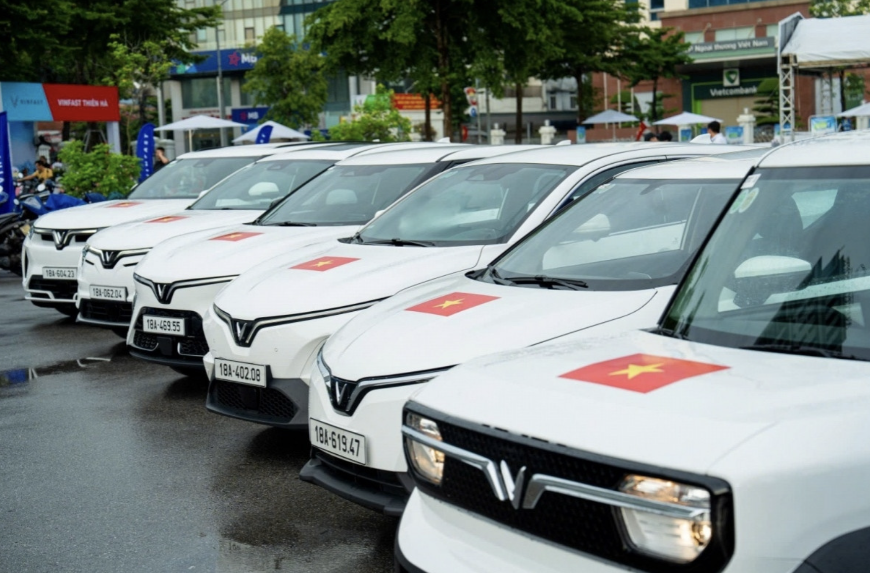 Hãng xe của tỷ phú Phạm Nhật Vượng tặng 100.000 bộ decal cờ đỏ sao vàng cho khách hàng toàn quốc - Ảnh 1. Hãng xe của tỷ phú Phạm Nhật Vượng tặng 100.000 bộ decal cờ đỏ sao vàng cho khách hàng toàn quốc - Ảnh 1.