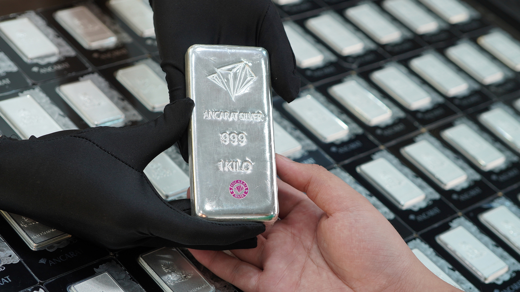 Giá bạc biến động nhẹ, chờ đợi các dữ liệu kinh tế Mỹ - Ảnh 1.