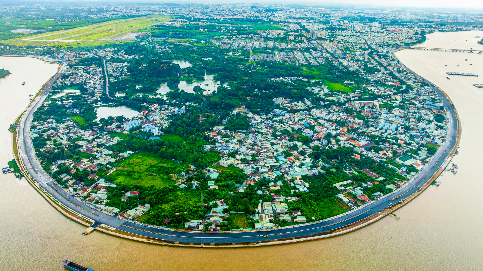 Ngắm đường ven sông trị giá gần 2.000 tỷ sắp thông xe: Cách TP.HCM một cây cầu, đẩy giá đất lên đến 200 triệu đồng/m2- Ảnh 1. Ngắm đường ven sông trị giá gần 2.000 tỷ sắp thông xe: Cách TP.HCM một cây cầu, đẩy giá đất lên đến 200 triệu đồng/m2- Ảnh 1.