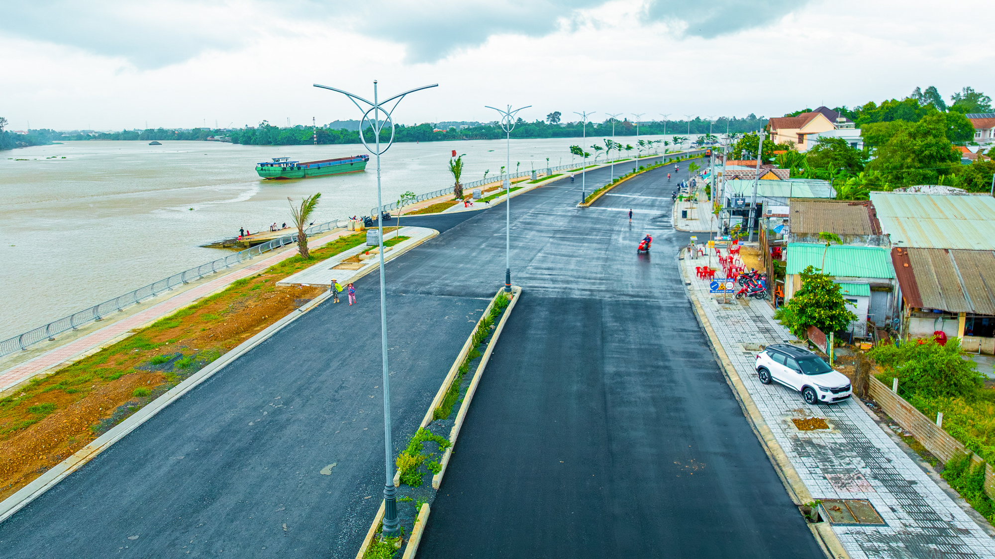 Ngắm đường ven sông trị giá gần 2.000 tỷ sắp thông xe: Cách TP.HCM một cây cầu, đẩy giá đất lên đến 200 triệu đồng/m2- Ảnh 11. Ngắm đường ven sông trị giá gần 2.000 tỷ sắp thông xe: Cách TP.HCM một cây cầu, đẩy giá đất lên đến 200 triệu đồng/m2- Ảnh 11.