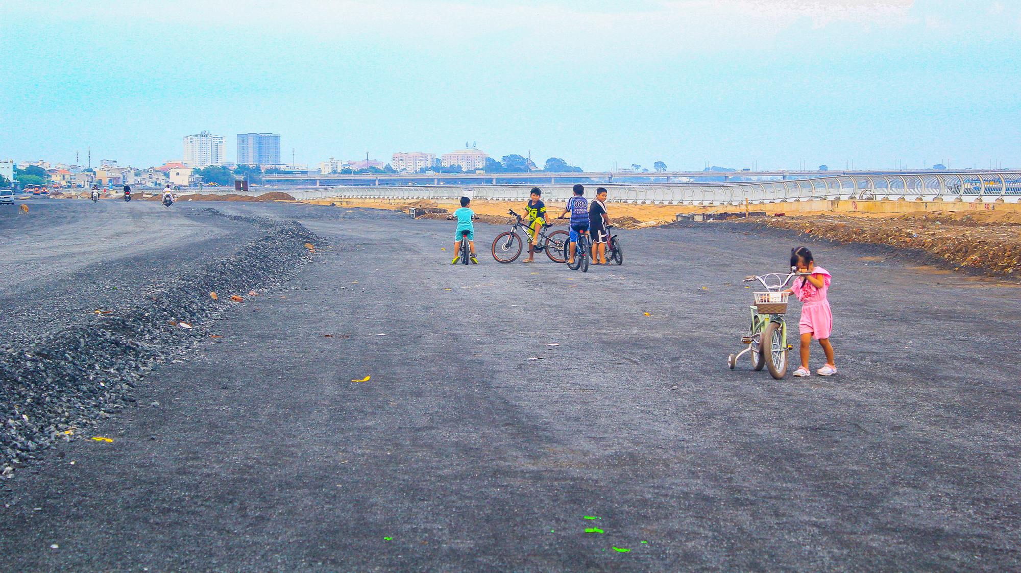 Ngắm đường ven sông trị giá gần 2.000 tỷ sắp thông xe: Cách TP.HCM một cây cầu, đẩy giá đất lên đến 200 triệu đồng/m2- Ảnh 12. Ngắm đường ven sông trị giá gần 2.000 tỷ sắp thông xe: Cách TP.HCM một cây cầu, đẩy giá đất lên đến 200 triệu đồng/m2- Ảnh 12.