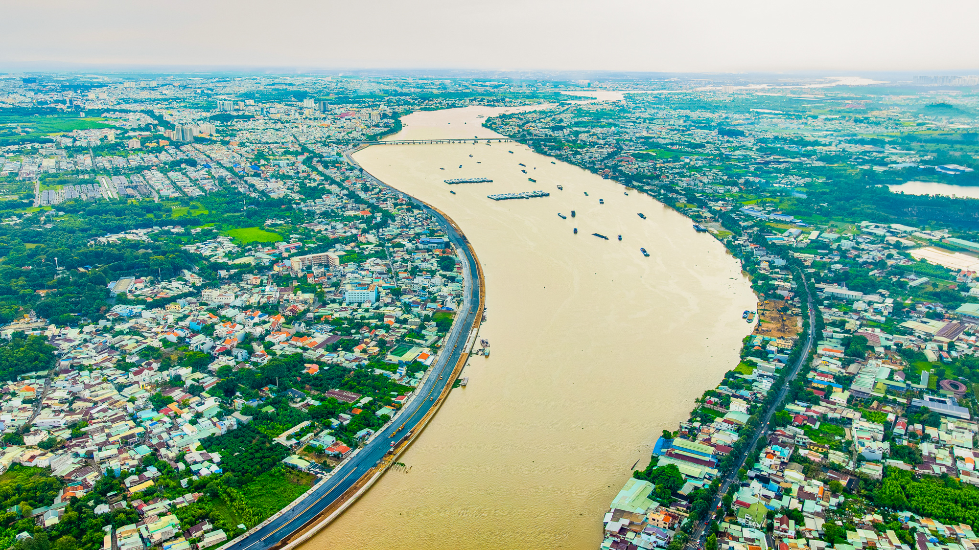 Ngắm đường ven sông trị giá gần 2.000 tỷ sắp thông xe: Cách TP.HCM một cây cầu, đẩy giá đất lên đến 200 triệu đồng/m2- Ảnh 14. Ngắm đường ven sông trị giá gần 2.000 tỷ sắp thông xe: Cách TP.HCM một cây cầu, đẩy giá đất lên đến 200 triệu đồng/m2- Ảnh 14.