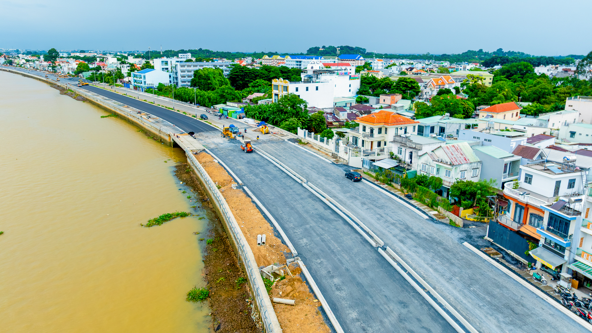 Ngắm đường ven sông trị giá gần 2.000 tỷ sắp thông xe: Cách TP.HCM một cây cầu, đẩy giá đất lên đến 200 triệu đồng/m2- Ảnh 4. Ngắm đường ven sông trị giá gần 2.000 tỷ sắp thông xe: Cách TP.HCM một cây cầu, đẩy giá đất lên đến 200 triệu đồng/m2- Ảnh 4.