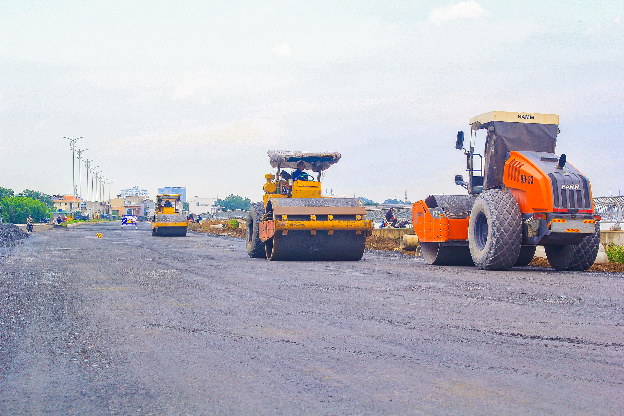 Ngắm đường ven sông trị giá gần 2.000 tỷ sắp thông xe: Cách TP.HCM một cây cầu, đẩy giá đất lên đến 200 triệu đồng/m2- Ảnh 5. Ngắm đường ven sông trị giá gần 2.000 tỷ sắp thông xe: Cách TP.HCM một cây cầu, đẩy giá đất lên đến 200 triệu đồng/m2- Ảnh 5.