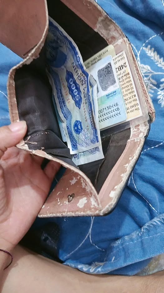 Bức ảnh chiếc ví rách với 2 tờ 5000 đồng phơi bày “mặt tối” hôn nhân- Ảnh 1.