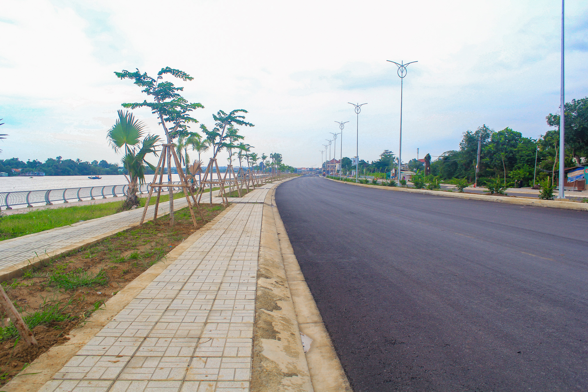 Ngắm đường ven sông trị giá gần 2.000 tỷ sắp thông xe: Cách TP.HCM một cây cầu, đẩy giá đất lên đến 200 triệu đồng/m2- Ảnh 7. Ngắm đường ven sông trị giá gần 2.000 tỷ sắp thông xe: Cách TP.HCM một cây cầu, đẩy giá đất lên đến 200 triệu đồng/m2- Ảnh 7.