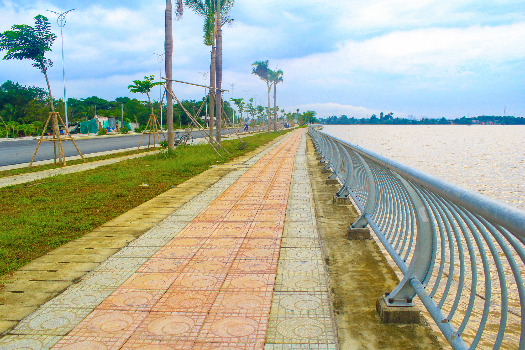 Ngắm đường ven sông trị giá gần 2.000 tỷ sắp thông xe: Cách TP.HCM một cây cầu, đẩy giá đất lên đến 200 triệu đồng/m2- Ảnh 8. Ngắm đường ven sông trị giá gần 2.000 tỷ sắp thông xe: Cách TP.HCM một cây cầu, đẩy giá đất lên đến 200 triệu đồng/m2- Ảnh 8.