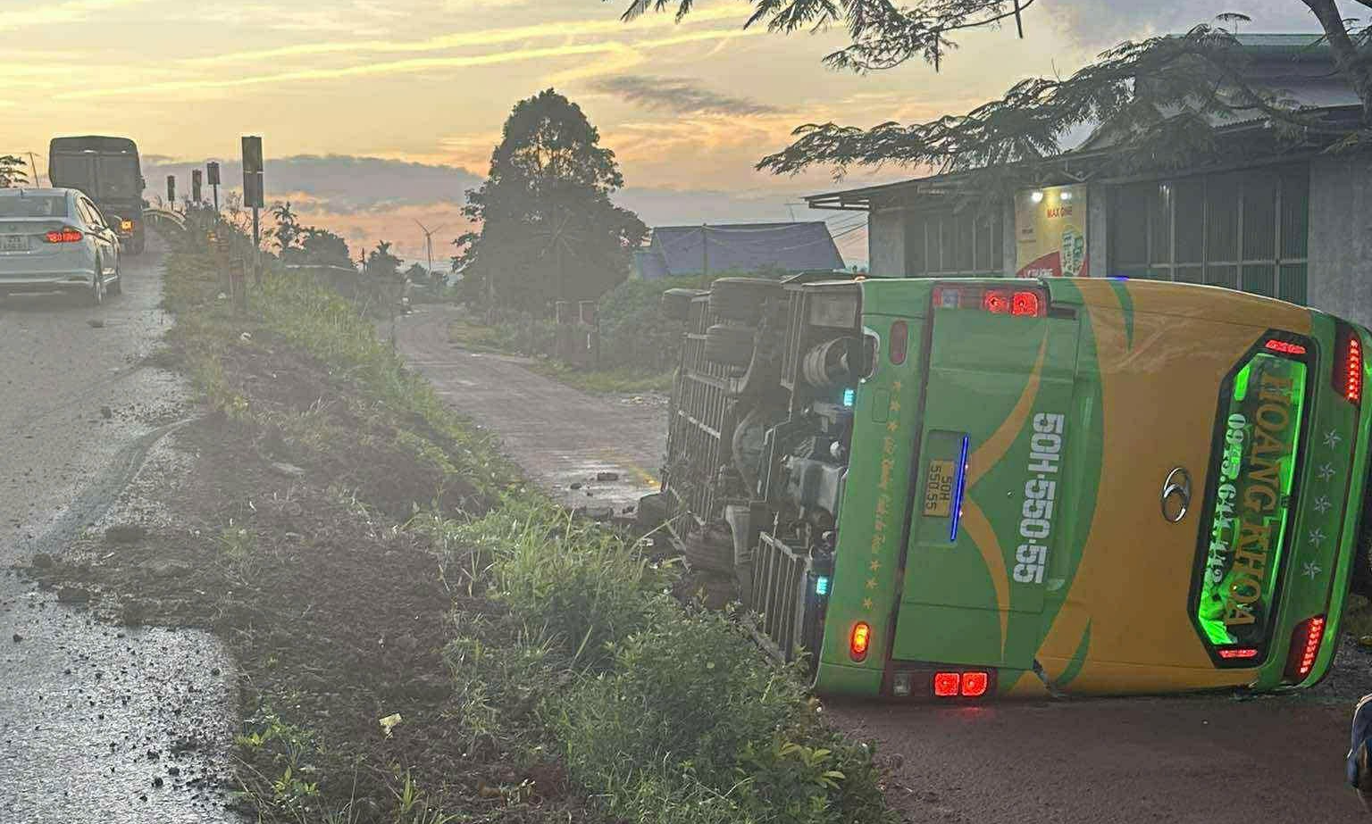 Xe khách lật trên đường Hồ Chí Minh, nhiều hành khách bị thương- Ảnh 1.