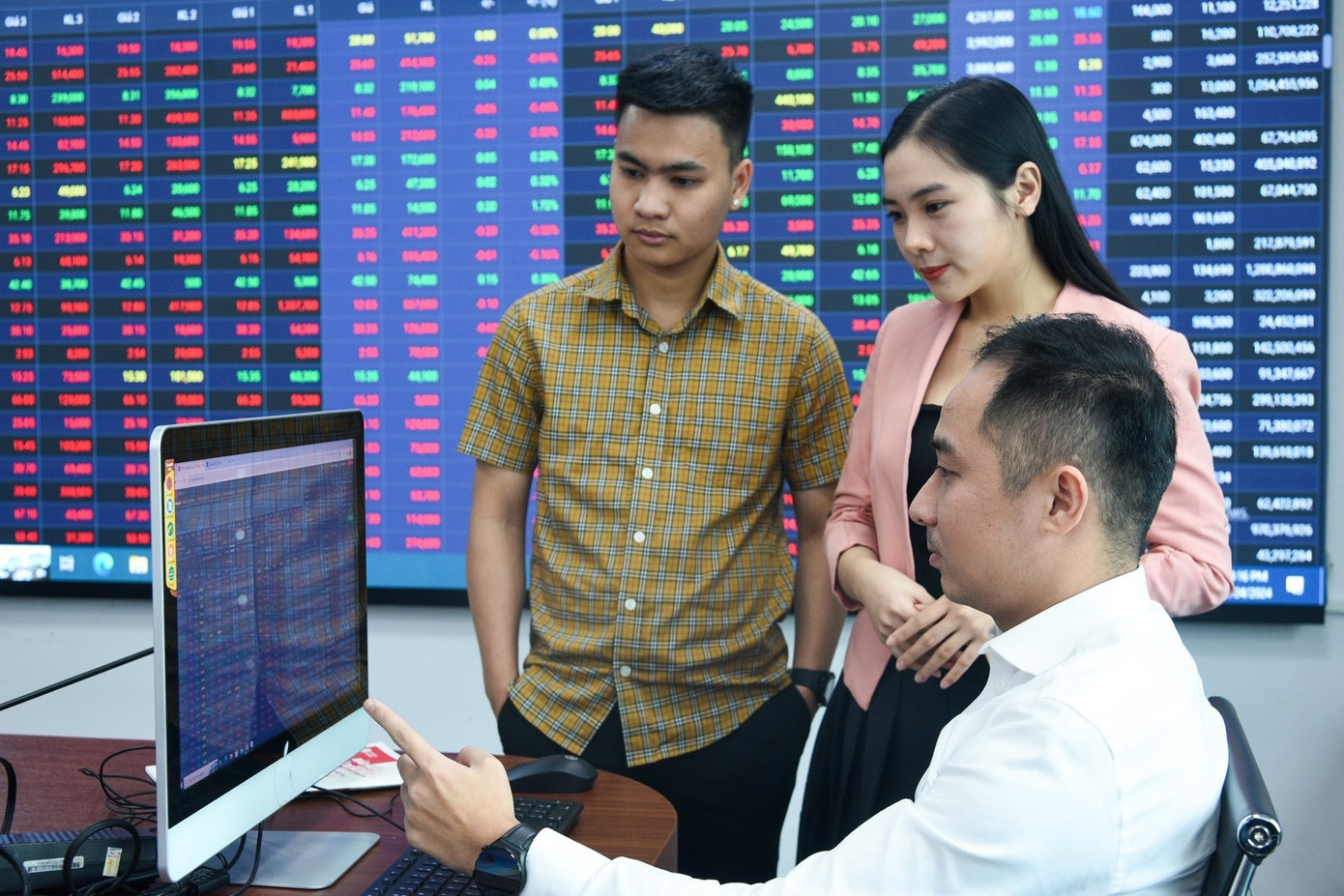 Có nên bán vàng, đổ tiền vào chứng khoán?- Ảnh 1.