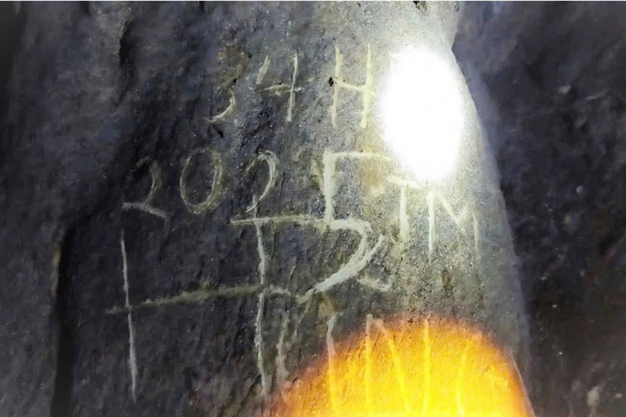 Vụ du khách mất tích ở rừng Cúc Phương: Dòng chữ trên vách đá có thể là gì?- Ảnh 1.