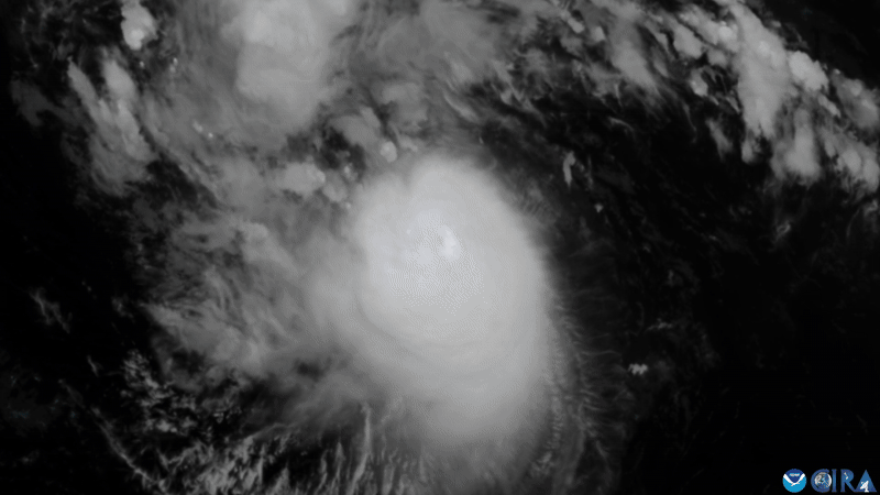 Siêu bão đáng sợ nhanh nhất năm nay đã xuất hiện: Vệ tinh ghi lại cảnh tượng kỳ dị- Ảnh 2.