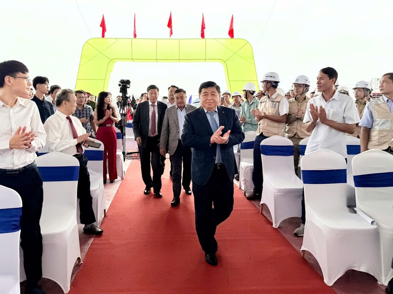 Hôm nay, cây cầu hơn 10.000 tỷ đồng vượt sông Hồng, kết nối Hà Nội đến Hưng Yên chính thức khởi công - Ảnh 1.