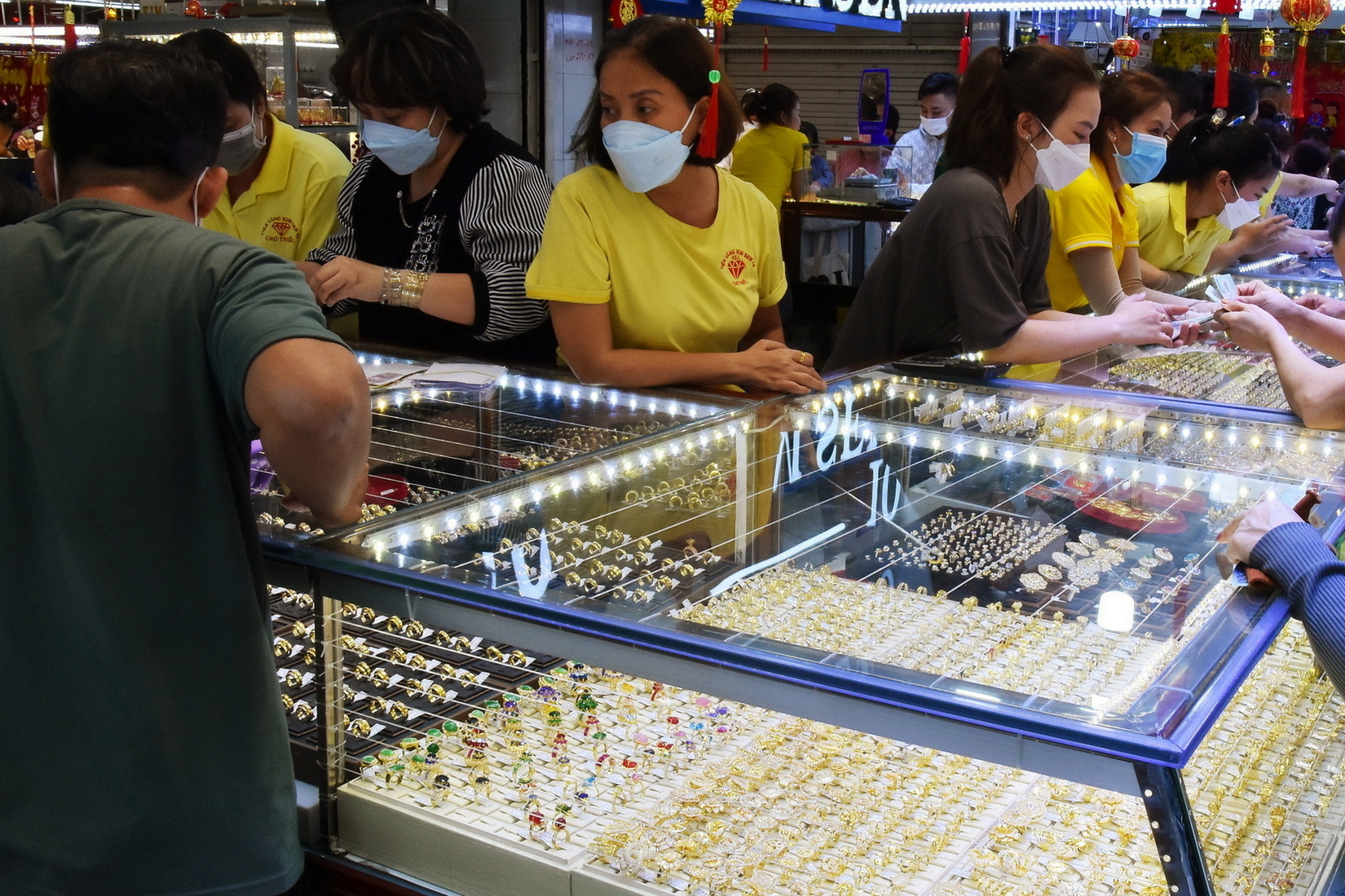 Giá vàng hôm nay 19-8: Sụt giảm khi USD tăng giá - Ảnh 1.