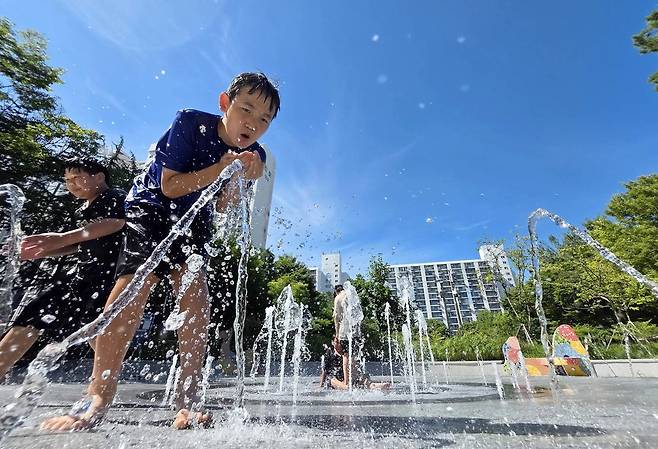 Cảnh báo nguy cơ say nắng ở trẻ nhỏ trong mùa hè: 5 bước sơ cứu khẩn cấp cha mẹ cần biết- Ảnh 2.