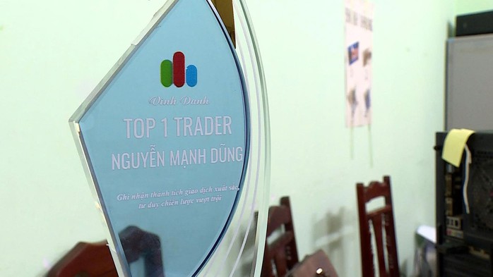 Dùng nhẫn kim cương mỹ ký, mô hình khóa siêu xe... để lừa đầu tư tiền ảo hơn 2.600 tỉ đồng- Ảnh 5. Dùng nhẫn kim cương mỹ ký, mô hình khóa siêu xe... để lừa đầu tư tiền ảo hơn 2.600 tỉ đồng- Ảnh 5.