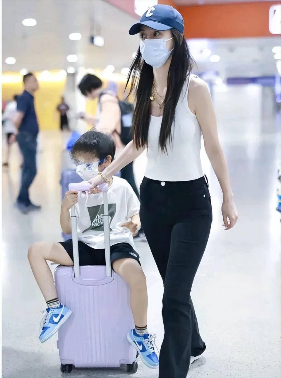 Căng rồi: Angelababy cấm Huỳnh Hiểu Minh gặp con, tài tử liền tung đòn trả đũa không vừa?- Ảnh 2. Căng rồi: Angelababy cấm Huỳnh Hiểu Minh gặp con, tài tử liền tung đòn trả đũa không vừa?- Ảnh 2.