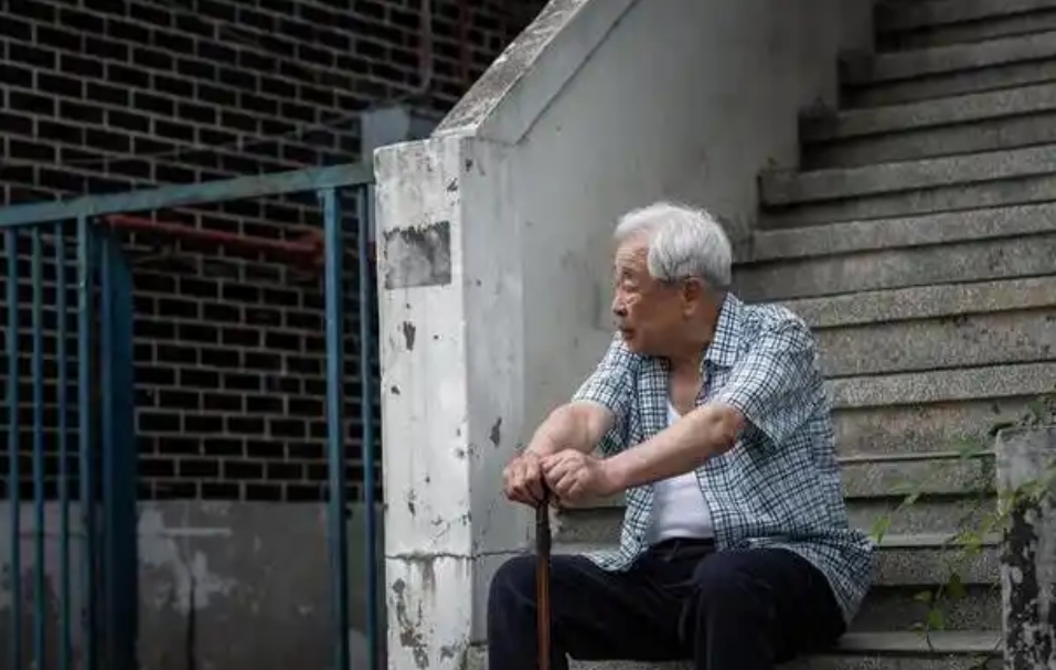 "Lỡ miệng" tiết lộ sổ tiết kiệm, ông lão U70 bị con trai vét sạch rồi lạnh lùng quay lưng- Ảnh 1.