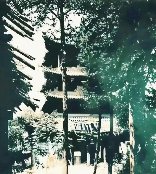 Ảnh hiếm 100 năm trước hé lộ 'hình dáng gốc' của Thiếu Lâm Tự: Sau biến cố bất ngờ đã hồi sinh từ tro tàn- Ảnh 1.